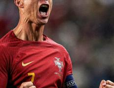 一场激烈比赛中，球队获得重要胜利