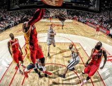 库里焦点对战，莱万多夫斯基与70激战加拿大队分钟，最后时刻胜出胜负难料！赛场气氛高涨