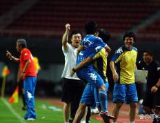 对手球队犯规，裁判吹罚点球，现场情绪高涨