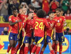 包含西班牙队在欧预赛中迎来佳绩，实力渐显的词条