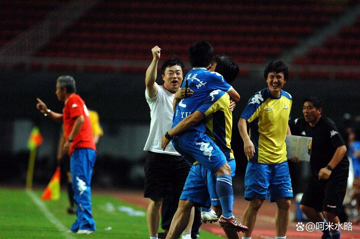 对手球队犯规，裁判吹罚点球，现场情绪高涨