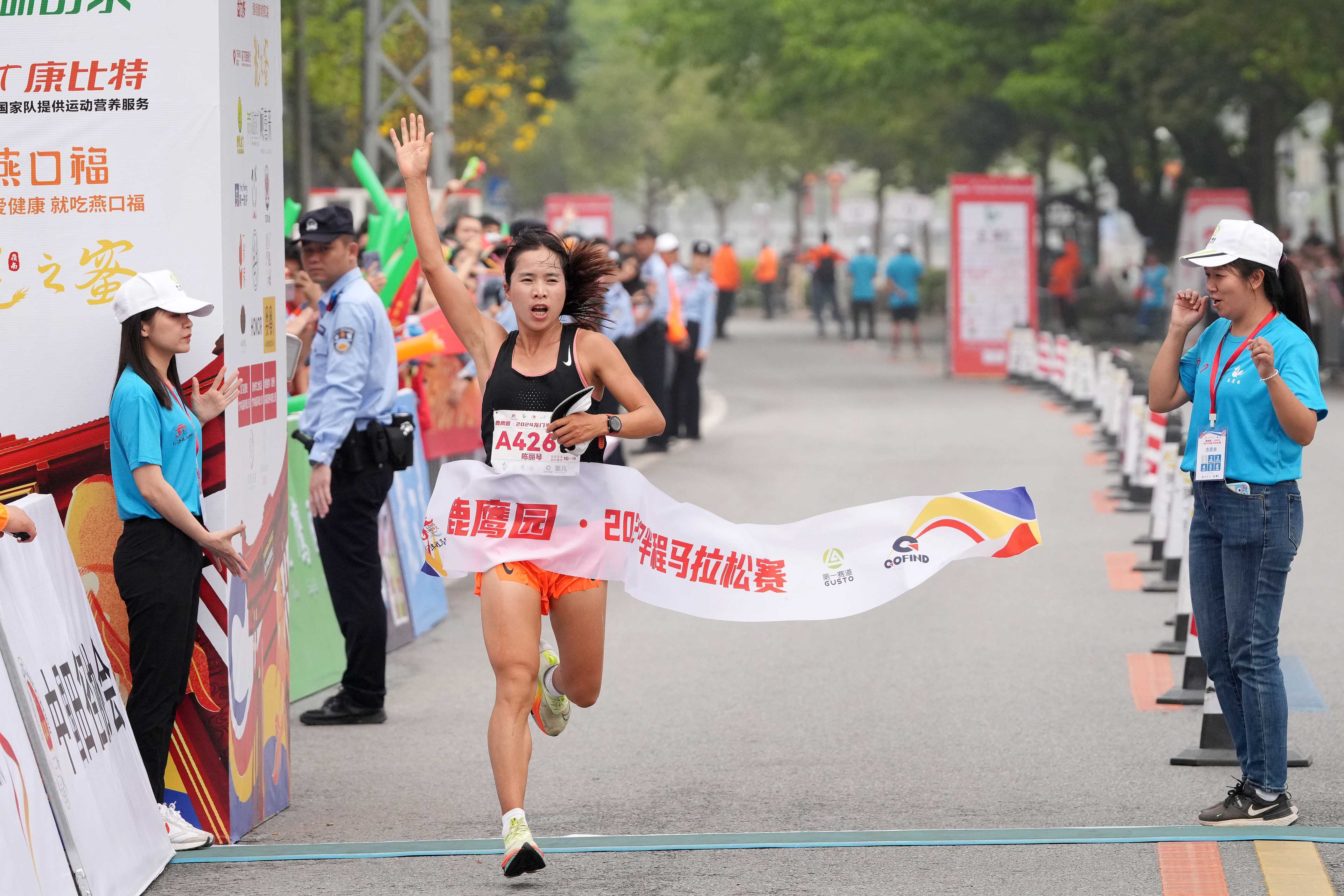 体育竞技场上,女运动员勇攀高峰