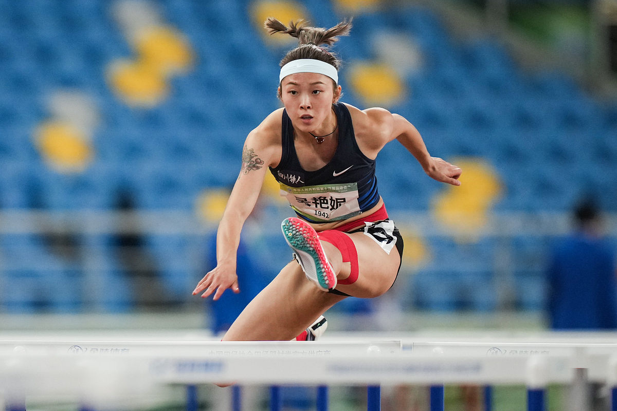 体育竞技场上,女运动员勇攀高峰