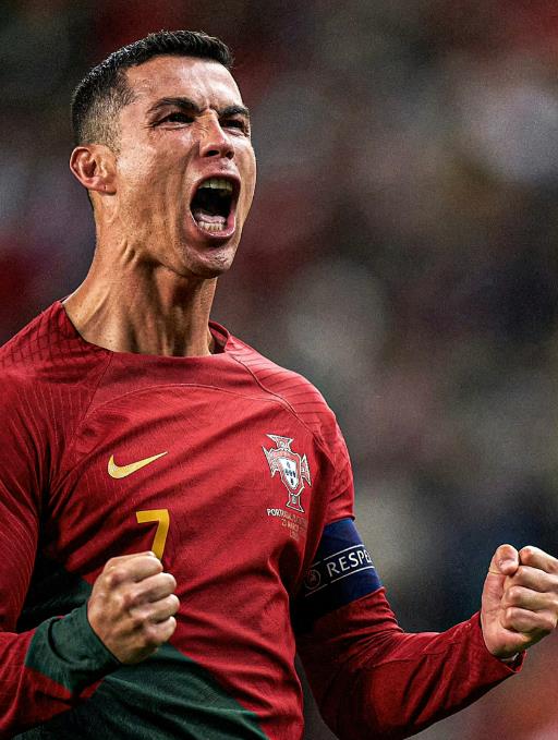 一场激烈比赛中,球队获得重要胜利