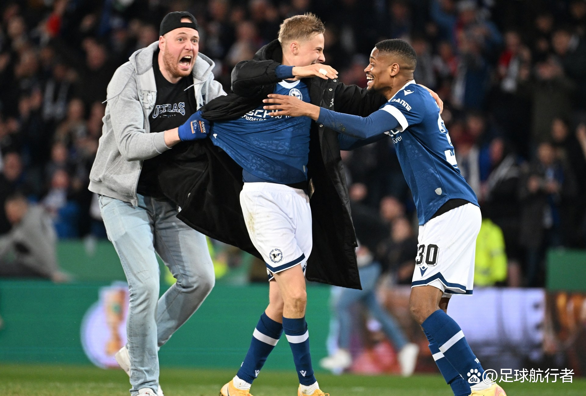 半决赛巅峰对决!费德勒能否带领球队遭遇淘汰?