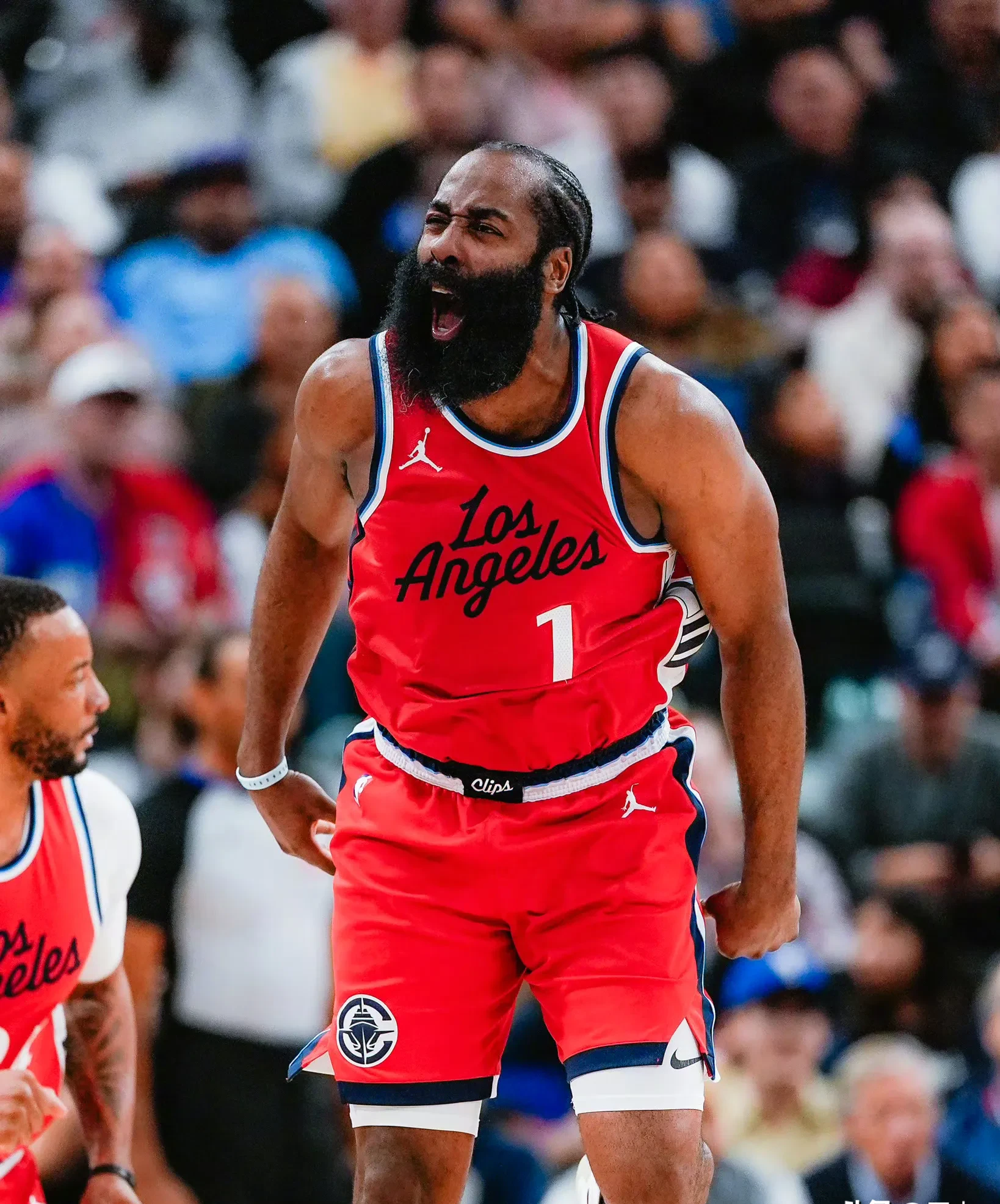 哈登绝杀时刻，助攻爆棚点燃赛场，球队未来可期迎来胜利！